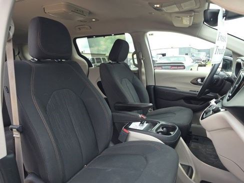 Certified 2019 Chrysler Pacifica Touring Plus w/ Tire & Wheel Group FWD image 18