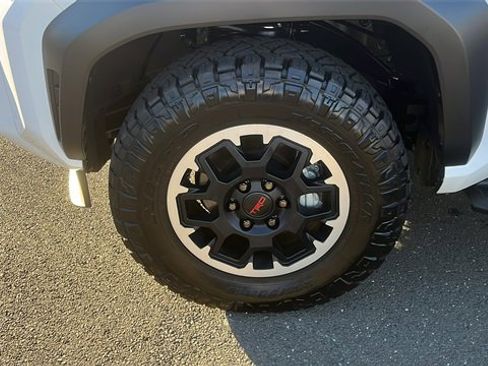 Certified 2025 Toyota 4Runner TRD Off-Road Premium image 5