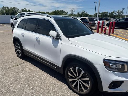 Used 2022 Mercedes-Benz GLB 250 4MATIC image 9