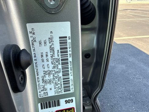 Used 2019 Toyota Tacoma TRD Off-Road AWD/4WD image 11