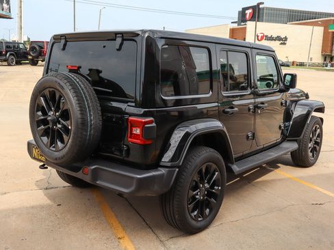 Used 2025 Jeep Wrangler Unlimited Sahara AWD/4WD image 5