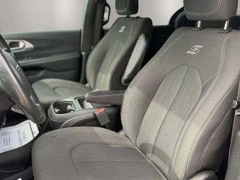 Used 2019 Chrysler Pacifica Touring Plus w/ S Appearance Package FWD image 11