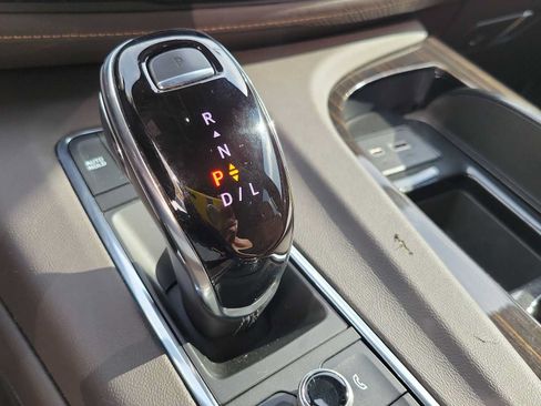 Used 2022 Cadillac Escalade Premium Luxury AWD/4WD image 26