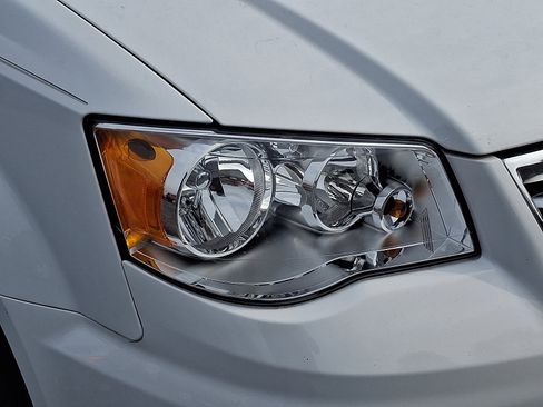 Used 2016 Chrysler Town & Country Touring-L image 10