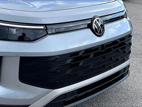 Certified 2026 Volkswagen Tiguan SE w/ Panoramic Sunroof Package FWD image 11