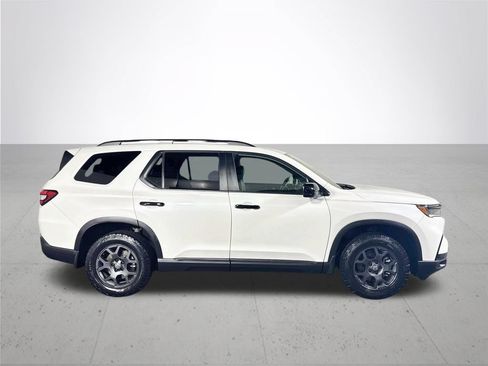 Used 2024 Honda Pilot TrailSport image 5
