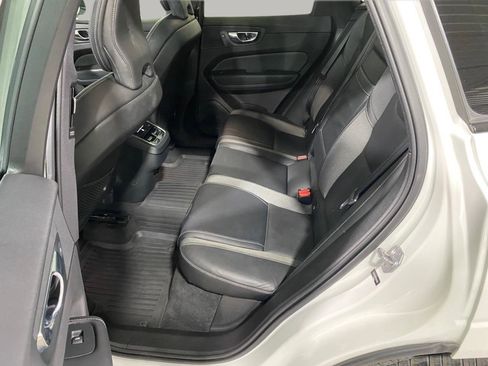 Used 2021 Volvo XC60 T5 R-Design AWD/4WD image 11
