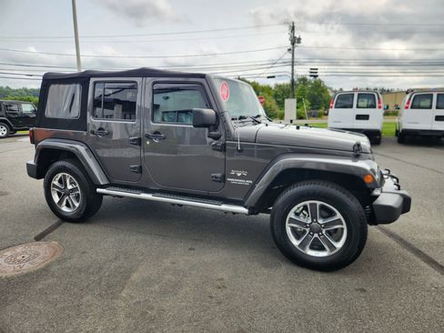 Used 2016 Jeep Wrangler Unlimited Sahara w/ Dual Top Group AWD/4WD image 17