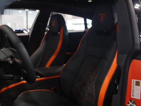 Used 2025 Lamborghini Urus SE AWD/4WD image 14