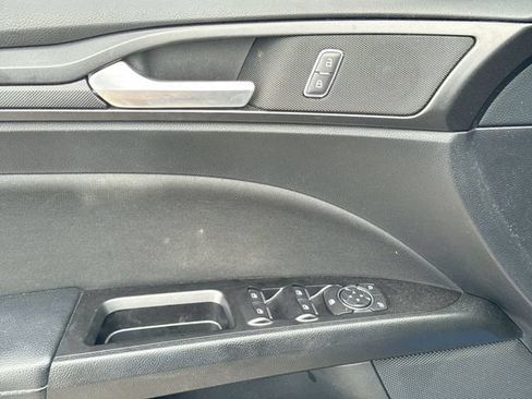 Used 2018 Ford Fusion SE w/ Equipment Group 201A FWD image 13
