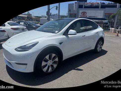 Used 2023 Tesla Model Y AWD image 1