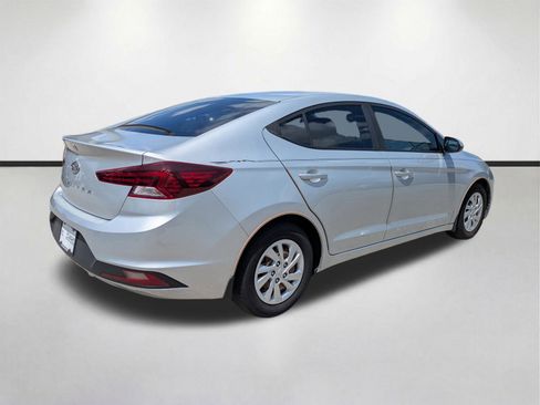 Used 2019 Hyundai Elantra SE w/ Winter Weather Package FWD image 5