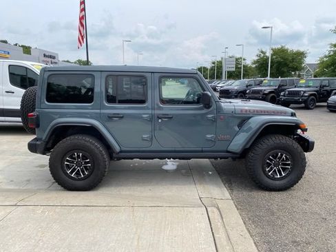 Used 2025 Jeep Wrangler Unlimited Rubicon AWD/4WD image 2