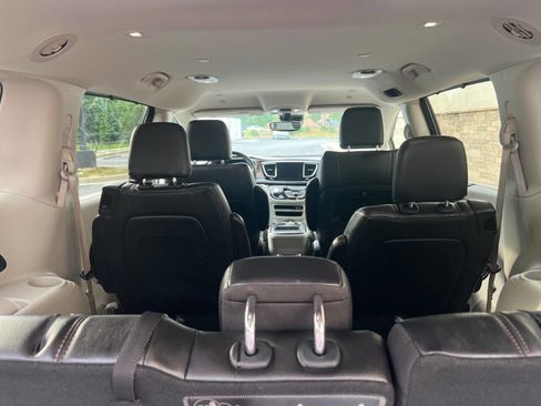 Used 2018 Chrysler Pacifica Touring-L w/ Advanced Safetytec Group image 24