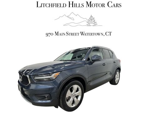 Used 2021 Volvo XC40 T5 Momentum image 1