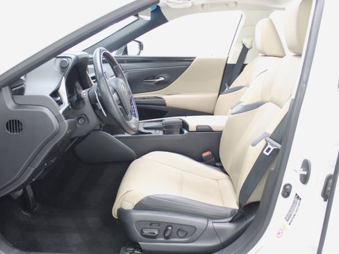 Used 2019 Lexus ES 300h Luxury image 32