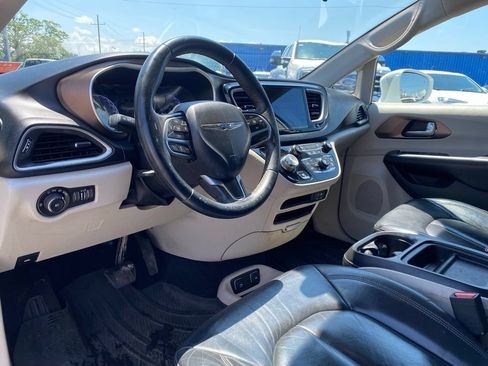 Used 2017 Chrysler Pacifica Touring-L w/ Safetytec Group FWD image 10