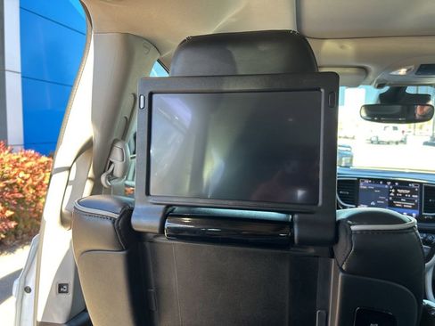 Used 2023 Chrysler Pacifica Limited w/ Uconnect Theater Family Group image 20