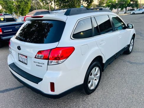 Used 2011 Subaru Outback 3.6R Limited w/ PWR Moonroof Pkg AWD/4WD image 3