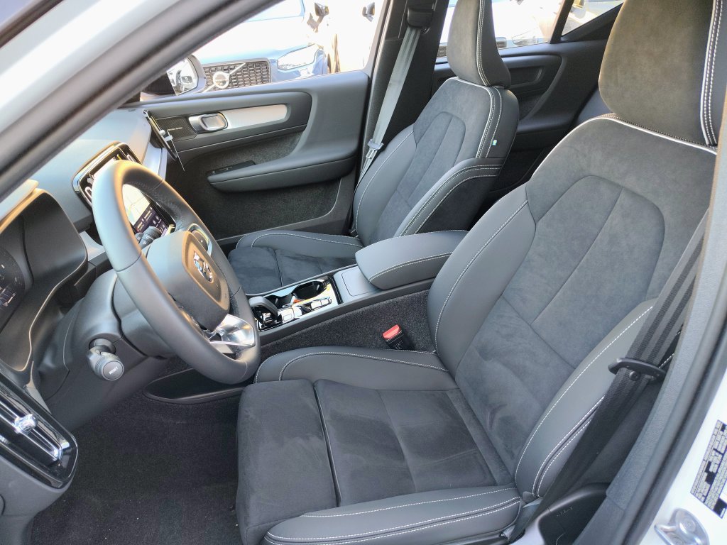 New 2026 Volvo XC40 B5 Ultra w/ Climate Package AWD/4WD image 18