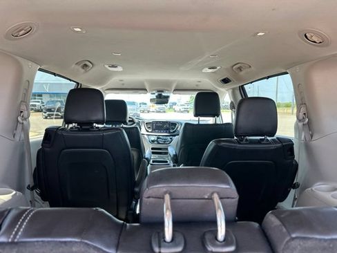 Used 2022 Chrysler Pacifica Touring-L FWD image 21