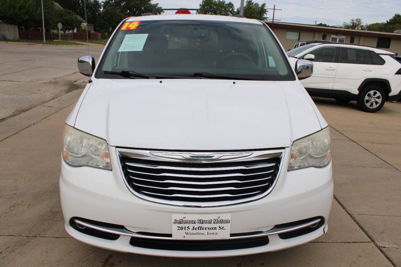 Used 2014 Chrysler Town & Country Touring-L FWD image 4