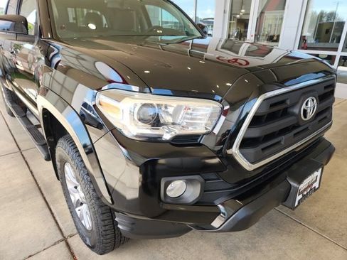 Certified 2017 Toyota Tacoma SR5 w/ Tow Package AWD/4WD image 8