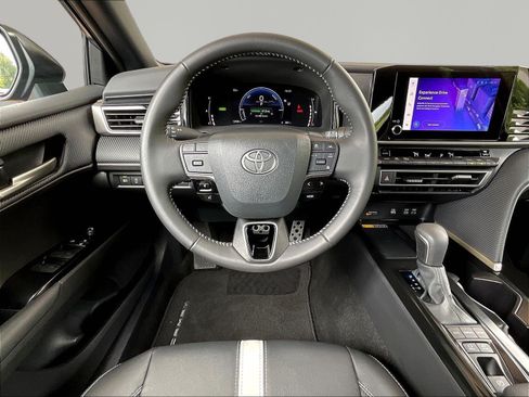 Used 2025 Toyota Camry SE w/ Convenience Package FWD image 8