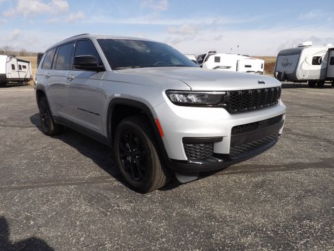 Used 2025 Jeep Grand Cherokee L Laredo image 4