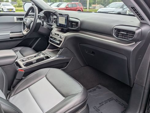Used 2024 Ford Explorer XLT w/ Equipment Group 202A AWD/4WD image 30