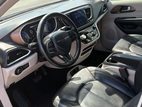 Used 2017 Chrysler Pacifica Touring-L Plus FWD image 24