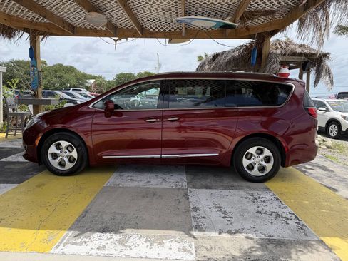 Used 2017 Chrysler Pacifica Touring-L Plus FWD image 7