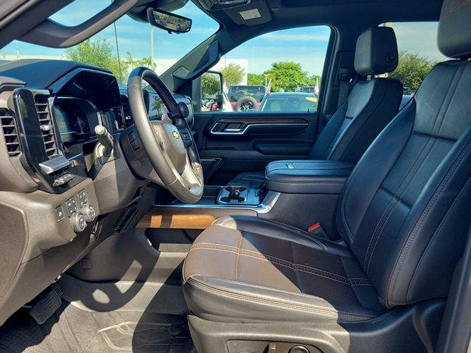 Used 2024 Chevrolet Silverado 2500 High Country w/ High Country Premium Package AWD/4WD image 23
