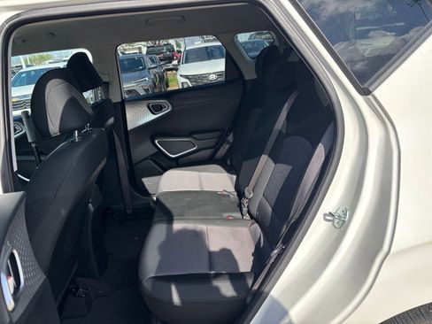 Used 2025 Kia Soul LX w/ LX Technology Package FWD image 23