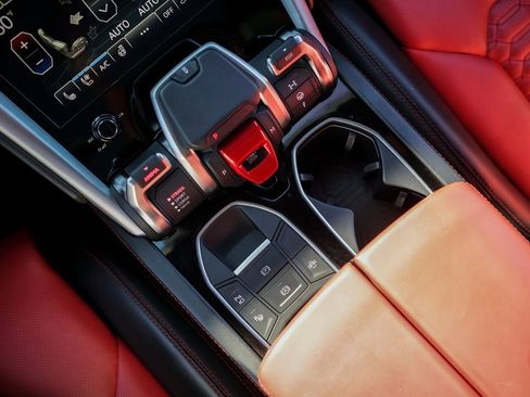 Used 2021 Lamborghini Urus image 33