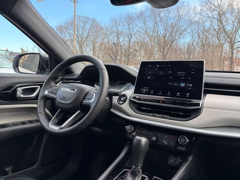 Used 2025 Jeep Compass Limited image 35