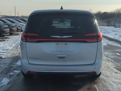 Used 2024 Chrysler Pacifica Touring-L image 4