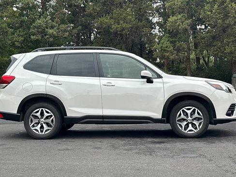 Used 2023 Subaru Forester Premium AWD/4WD image 3