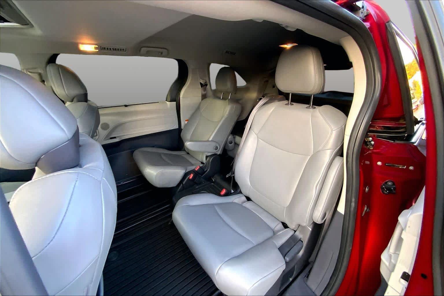 Used 2024 Toyota Sienna XLE FWD image 18