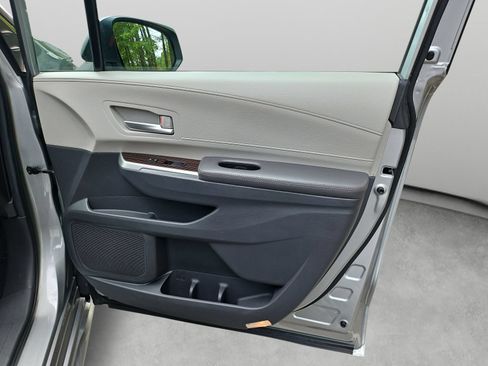 Used 2024 Toyota Sienna XLE FWD image 35