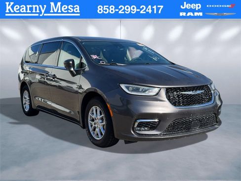Used 2023 Chrysler Pacifica Touring-L image 1