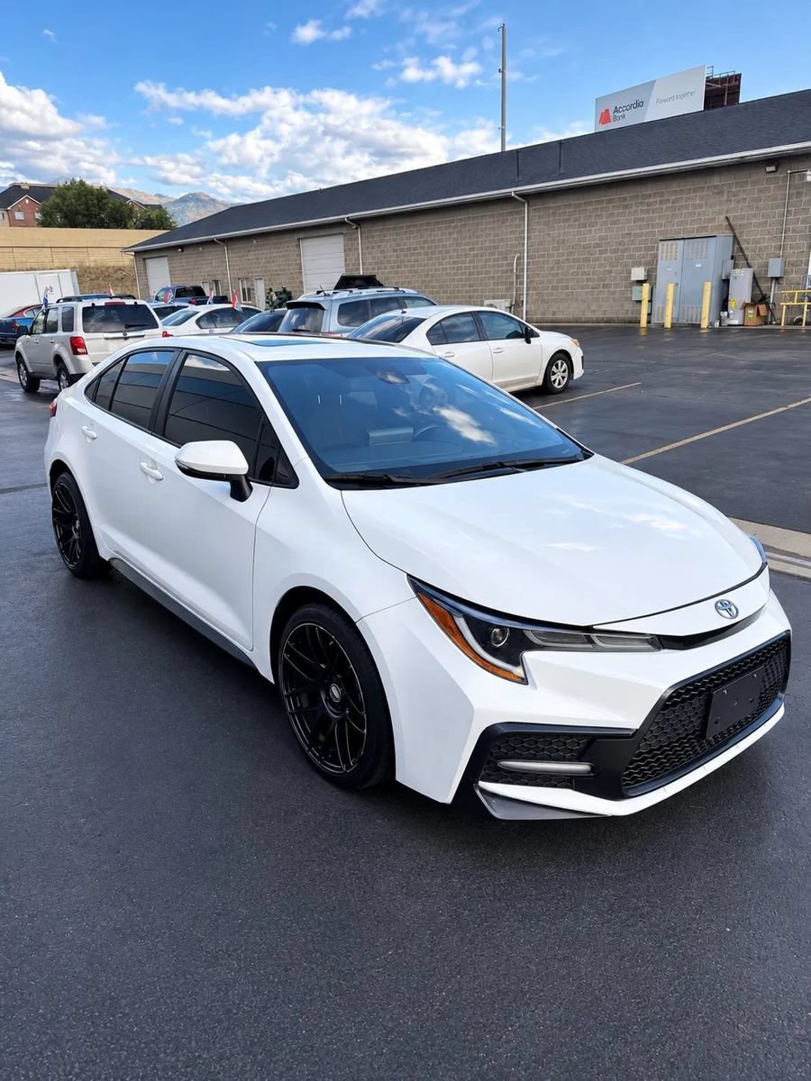 Used 2022 Toyota Corolla SE w/ SE Premium Package FWD image 3