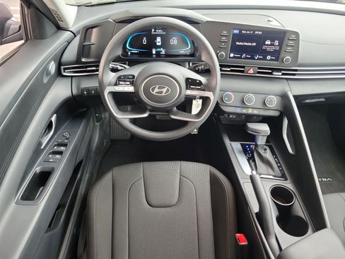 Certified 2025 Hyundai Elantra SE image 7