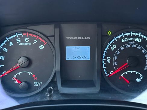 Used 2017 Toyota Tacoma SR5 image 29