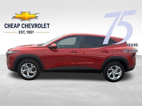 Used 2024 Chevrolet Trax LS w/ LS Convenience Package FWD image 2