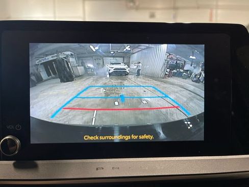 Used 2025 Toyota Prius LE FWD image 18