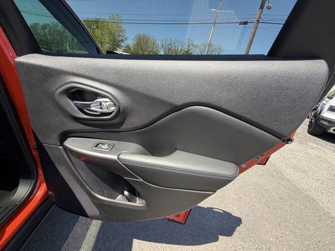 Used 2021 Jeep Cherokee Latitude Plus w/ Sun & Sound Group AWD/4WD image 23