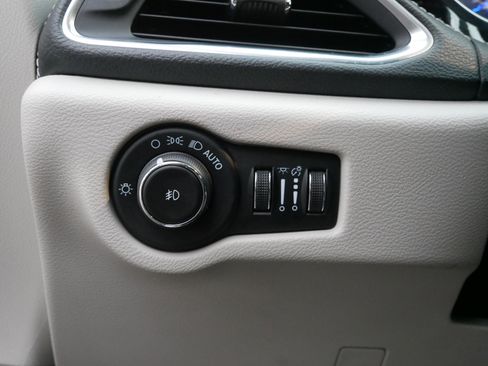 Used 2023 Chrysler Pacifica Limited image 16