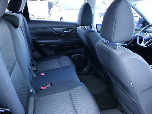 Used 2018 Nissan Rogue SV image 19