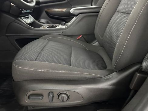 Used 2022 GMC Acadia SLE image 11